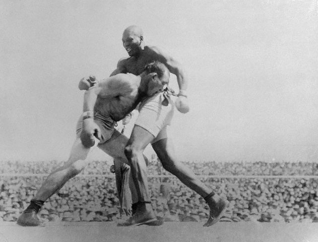 Jack Johnson fighting James Jeffries, 1910